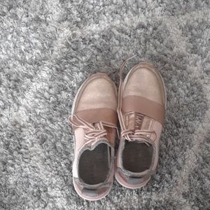 I am selling shoes